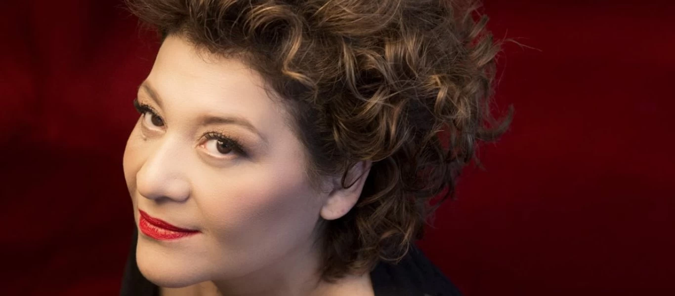 Γιώτα Νέγκα: Αυτό είναι το πραγματικό της ονοματεπώνυμο - Όλα όσα αποκάλυψε (βίντεο)